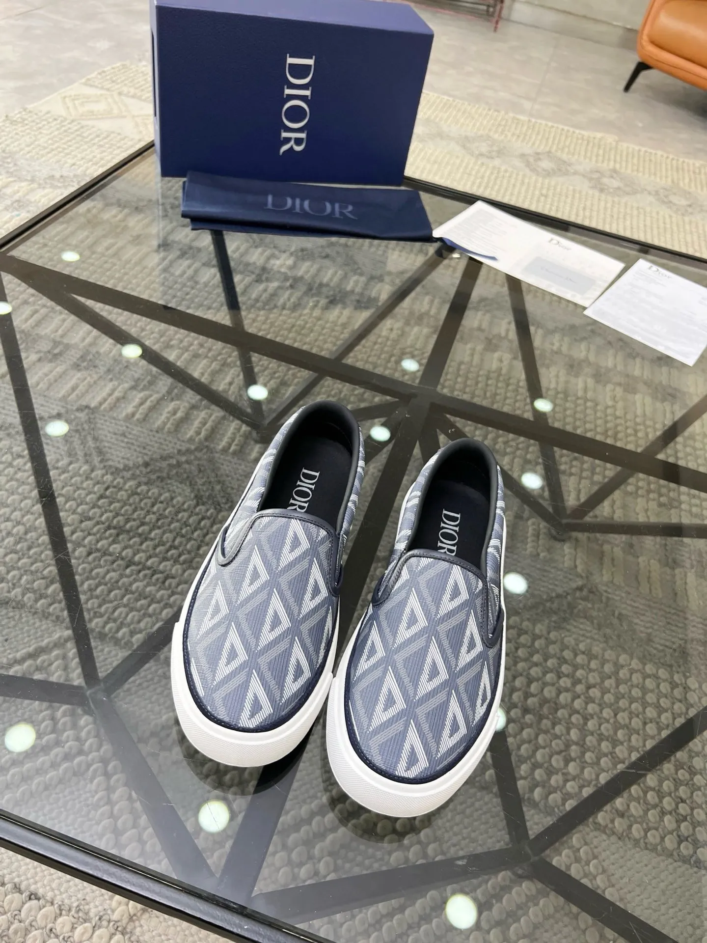 Factory price: 380💰D 🔍Top purchasing agent🇮🇹 Dior's super popular sneakers, popular sneakers, new products are synchronized with the counters. The uppers are imported cowhide from Italy. It is perfectly reproduced with complex craftsmanship that is a must-have for fashionistas. Imported soft water-dyed cowhide lining and foot pads Sole: The original sole is specially provided by the original factory, the exclusive movable molded sole is super comfortable, the original factory follows the order, 🔍🔍high quality, you can enter and exit the counter at will, welcome to compare, the code number is 39-44 (38 45 can be ordered)